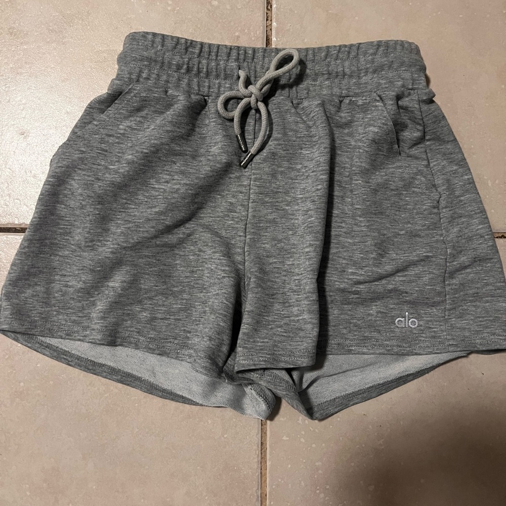 Alo Yoga Dreamy Drawstring Shorts In Athletic Heather Grey - Size XS
